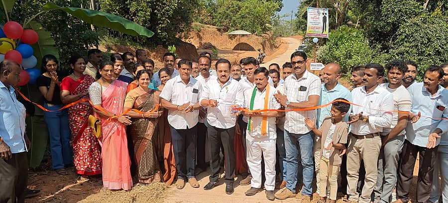 ಶಾಂತಿಗೋಡು ಗ್ರಾಮದಲ್ಲಿ ಕಾಂಕ್ರಿಟೀಕರಣ ಮಾಡಲಾದ ಪಾಣಂಬು ರಸ್ತೆಯನ್ನು ಶಾಸಕ ಅಶೋಕ್ ರೈ ಉದ್ಘಾಟಿಸಿದರು