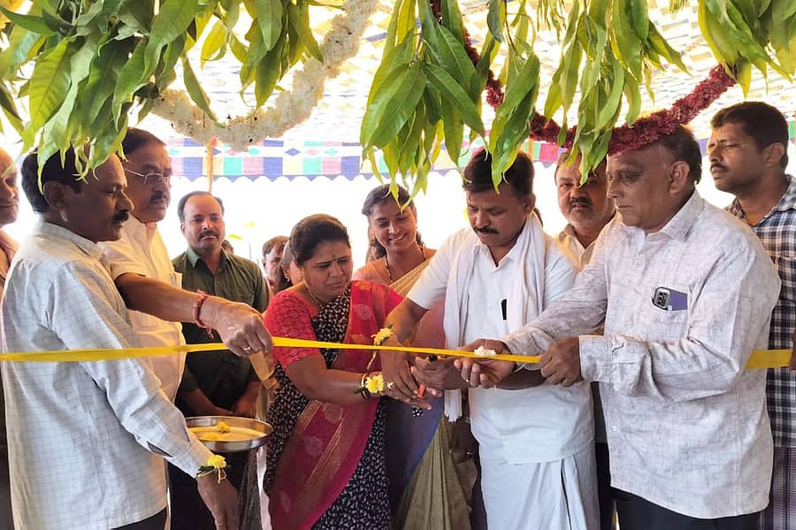 ನ್ಯಾಮತಿ ತಾಲ್ಲೂಕು ಕುಂಕುವ ಗ್ರಾಮ ಪಂಚಾಯಿತಿ ವ್ಯಾಪ್ತಿಯಲ್ಲಿ ನಿರ್ಮಿಸಿರುವ ಸ್ವಚ್ಛ ಸಂಕೀರ್ಣದ ಉದ್ಘಾಟನೆಯನ್ನು ಶಾಸಕ ಡಿ.ಜಿ.ಶಾಂತನಗೌಡ ಶನಿವಾರ ನೆರವೇರಿಸಿದರು. 