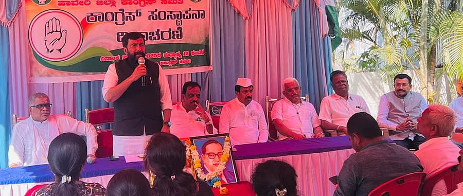 ಹಾವೇರಿಯ ಕಾಂಗ್ರೆಸ್ ಪಕ್ಷದ ಜಿಲ್ಲಾ ಕಚೇರಿಯಲ್ಲಿ ಭಾನುವಾರ ಹಮ್ಮಿಕೊಂಡಿದ್ದ ‘ಕಾಂಗ್ರೆಸ್ ಸಂಸ್ಥಾಪಣಾ ದಿನಾಚರಣೆ’ ಕಾರ್ಯಕ್ರಮದಲ್ಲಿ ವಿಧಾನ ಪರಿಷತ್ ಮುಖ್ಯ ಸಚೇತಕ ಸಲೀಂ ಅಹ್ಮದ್ ಮಾತನಾಡಿದರು