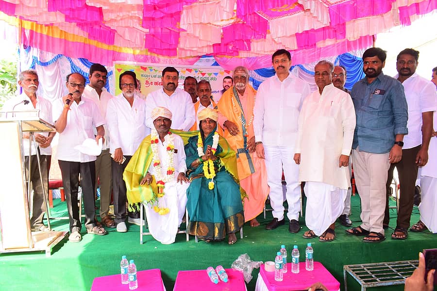 ಸುರಪುರ ಸಮೀಪದ ನರಸಿಂಗನಪೇಟೆಯಲ್ಲಿ ಕರ್ನಾಟಕ ಜಾನಪದ ಅಕಾಡೆಮಿ ಗೌರವ ಪ್ರಶಸ್ತಿ ಪಡೆದ ಹಣಮಂತ ಈರಗೋಟ ದಂಪತಿಯನ್ನು ಭಾನುವಾರ ಸನ್ಮಾನಿಸಲಾಯಿತು