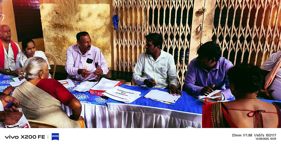 ಗೌರಿಬಿದನೂರು ತಾಲ್ಲೂಕಿನ ಹಾಲಗಾನಹಳ್ಳಿ ಗ್ರಾಮದಲ್ಲಿ ಅಂಚೆ ಕಚೇರಿ ಸಿಬ್ಬಂದಿಯಿಂದ ನಡೆದ ಹಣದ ದುರ್ಬಳಕೆ ಮಾಹಿತಿ ಪಡೆಯಲು ಖಾತೆದಾರರನ್ನು ಭೇಟಿ ಮಾಡಿ ಅಧಿಕಾರಿಗಳು ಮಾಹಿತಿ ಸಂಗ್ರಹಿಸಿದರು