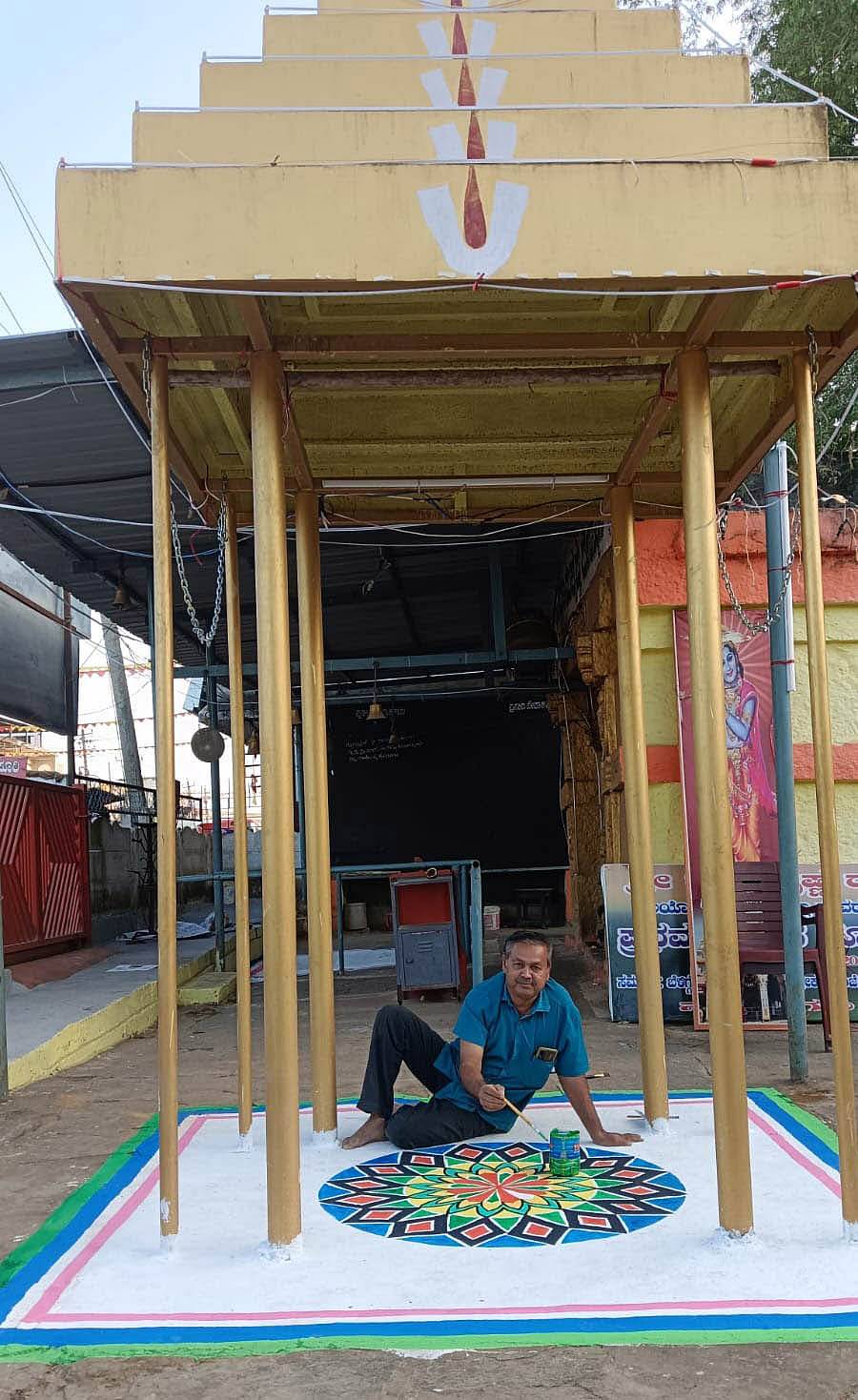 ಚಿಕ್ಕಜಾಜೂರಿನ ರಾಮಕೃಷ್ಣ ದೇವಸ್ಥಾನದಲ್ಲಿ ವೈಕುಂಠ ಮಂಟಪವನ್ನು ಭಾನುವಾರ ಬಣ್ಣಗಳಿಂದ ಅಲಂಕಾರ ಮಾಡುತ್ತಿರುವುದು