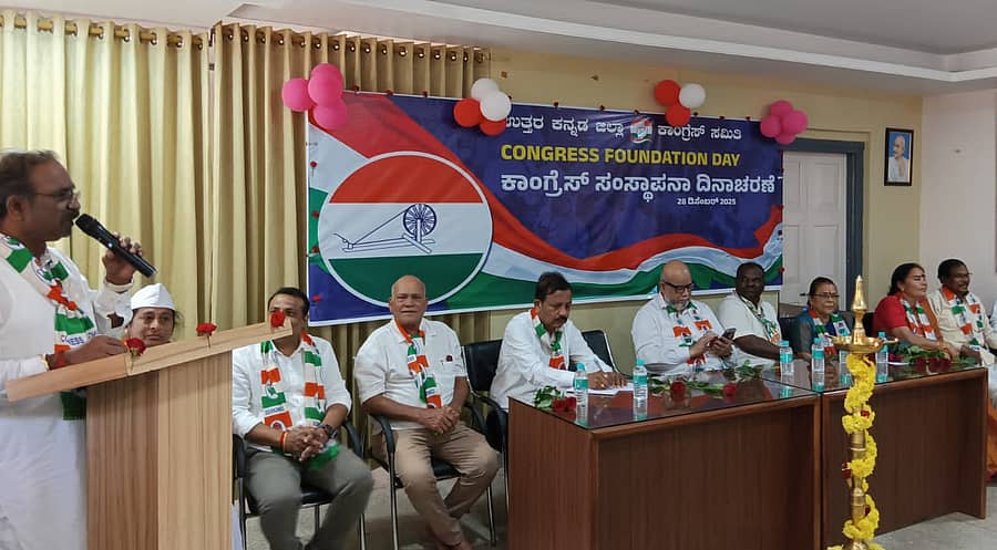 ಕಾರವಾರದಲ್ಲಿ ಹಮ್ಮಿಕೊಂಡಿದ್ದ ಕಾಂಗ್ರೆಸ್ ಪಕ್ಷದ 141ನೇ ಸಂಸ್ಥಾಪನಾ ದಿನಾಚರಣೆ ಕಾರ್ಯಕ್ರಮದಲ್ಲಿ ಕಾಂಗ್ರೆಸ್ ಜಿಲ್ಲಾ ಘಟಕದ ಅಧ್ಯಕ್ಷ ಸಾಯಿ ಗಾಂವಕರ ಮಾತನಾಡಿದರು