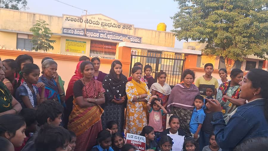 ಹರಿಹರ ತಾಲ್ಲೂಕಿನ ಗುತ್ತೂರು ವ್ಯಾಪ್ತಿಗೆ ಒಳಪಡುವ ಹಳ್ಳಿಗಳಲ್ಲಿ ಕೆಪಿಎಸ್ ಮ್ಯಾಗ್ನೆಟ್ ಯೋಜನೆಯ ವಿರುದ್ಧ ಎಐಡಿಎಸ್ಒ ನೇತೃತ್ವದಲ್ಲಿ ಶನಿವಾರ ಪೋಷಕರ ಹಾಗೂ ಗ್ರಾಮಸ್ಥರ ಸಭೆ ನಡೆಯಿತು