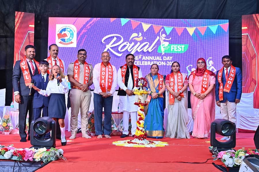 ಅಥಣಿ ರಾಯಲ್ ಶಿಕ್ಷಣ ಸಂಸ್ಥೆ ಆವರಣದಲ್ಲಿ ಇಂಗ್ಲಿಷ್‌ ಮಾಧ್ಯಮ ಪ್ರೀ ಪ್ರೈಮರಿ ಪ್ರೈಮರಿ, ಹೈಸ್ಕೂಲ್ ವಿವಿಧ ವಿಭಾಗಗಳ ವಾರ್ಷಿಕೋತ್ಸವದಲ್ಲಿ ಗಣ್ಯರು ಪಾಲ್ಗೊಂಡಿದ್ದರು