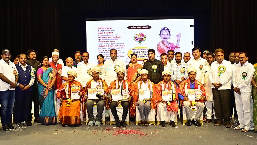 ಕಲಬುರಗಿಯ ಡಾ.ಎಸ್‌.ಎಂ.ಪಂಡಿತ ರಂಗಮಂದಿರದಲ್ಲಿ ನಡೆದ ಸಮಾರಂಭದಲ್ಲಿ ವಿಶೇಷ ಸಾಧಕರನ್ನು ಸನ್ಮಾನಿಸಲಾಯಿತು – ಪ್ರಜಾವಾಣಿ ಚಿತ್ರ