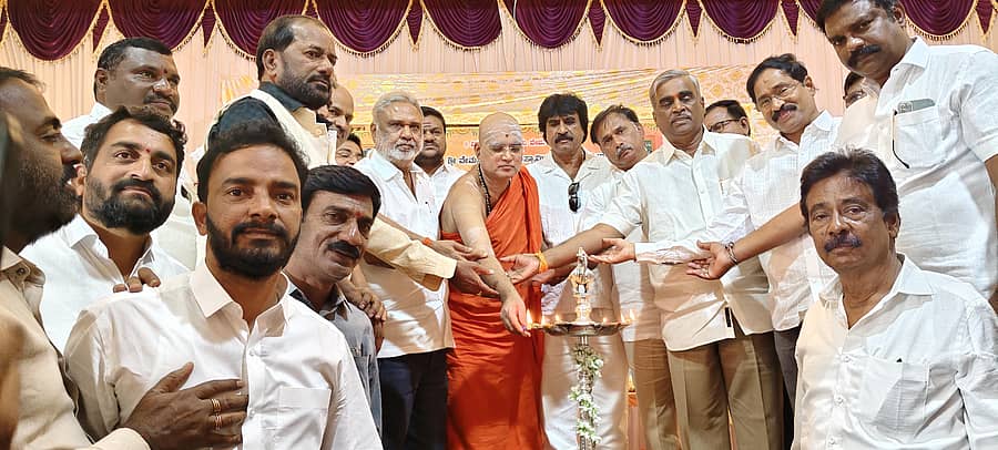 ಕಂಪ್ಲಿಯಲ್ಲಿ ಭಾನುವಾರ ನಡೆದ ಹಿಂದೂ ರೆಡ್ಡಿ ಜಾಗೃತಿ ಸಭೆಗೆ ಎರೆಹೊಸಳ್ಳಿಯ ರೆಡ್ಡಿ ಗುರುಪೀಠದ ಪೀಠಾಧಿಪತಿ ವೇಮಾನಂದ ಸ್ವಾಮೀಜಿ ಚಾಲನೆ ನೀಡಿದರು