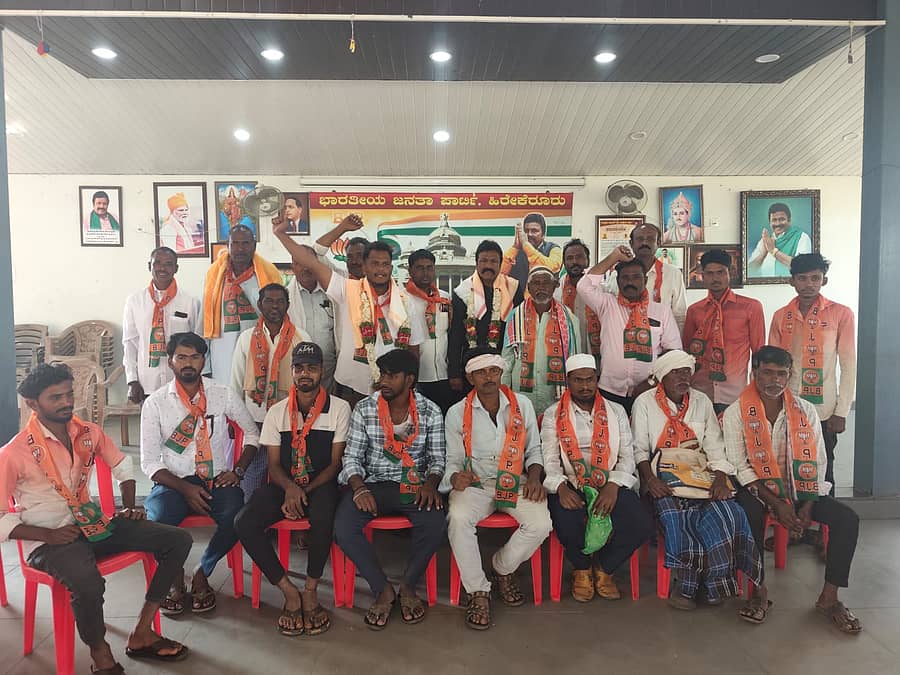 ರಟ್ಟಿಹಳ್ಳಿ ತಾಲ್ಲೂಕಿನ ಹೊಸಕಟ್ಟಿ ಗ್ರಾಮದ ಮುಸ್ಲಿಂ ಸಮುದಾಯದವರು ಮಾಜಿ ಸಚಿವ ಬಿ.ಸಿ. ಪಾಟೀಲ ಅವರ ನೇತೃತ್ವದಲ್ಲಿ ಸೇರ್ಪಡೆಯಾದರು