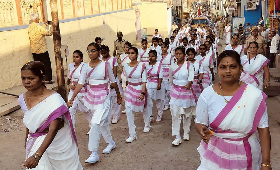 ಗುಳೇದಗುಡ್ಡ ಪಟ್ಟಣದಲ್ಲಿ ರಾಷ್ಟ್ರ ಸೇವಿಕಾ ಸಮೀತಿ ಮಹಿಳಾ ಘಟಕದಿಂದ ಭಾನುವಾರ  ಆಕರ್ಷಕ ಪಥ ಸಂಚಲನ ಜರುಗಿತು 