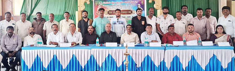 <div class="paragraphs"><p>ಬಿಡದಿ ಪಟ್ಟಣದ ಸರೋಜಮ್ಮ ಚಿಕ್ಕತಿಮ್ಮಯ್ಯ ಕಲ್ಯಾಣ ಮಂಟಪದಲ್ಲಿ ಭಾನುವಾರ ನಡೆದ ಬೆಂಗಳೂರು ದಕ್ಷಿಣ ಜಿಲ್ಲಾ ಆರ್ಯ ಈಡಿಗರ ಸಂಘದ ಸಂಘದ ತೃತೀಯ ವಾರ್ಷಿಕ ಮಹಾಸಭೆಯಲ್ಲಿ ಜಿಲ್ಲಾಧ್ಯಕ್ಷ ಎಂ. ನಾಗರಾಜು ಮಾತನಾಡಿದರು.</p></div>