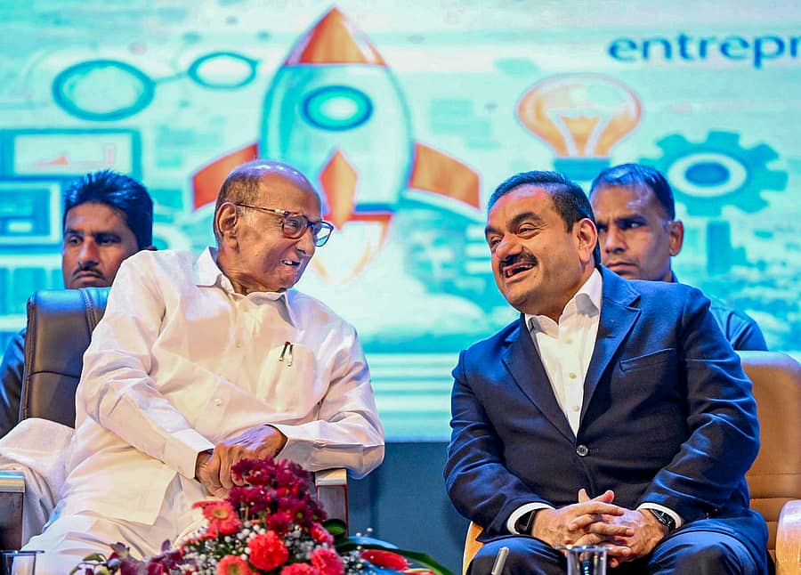 <div class="paragraphs"><p>ಪುಣೆ ಜಿಲ್ಲೆಯ ಬಾರಾಮತಿಯಲ್ಲಿ ಭಾನುವಾರ ಆಯೋಜಿಸಿದ್ದ ಕಾರ್ಯಕ್ರಮದಲ್ಲಿ ಶರದ್‌ ಪವಾರ್‌ ಹಾಗೂ ಗೌತಮ್‌ ಅದಾನಿ ಚರ್ಚೆ ನಡೆಸಿದರು </p></div>