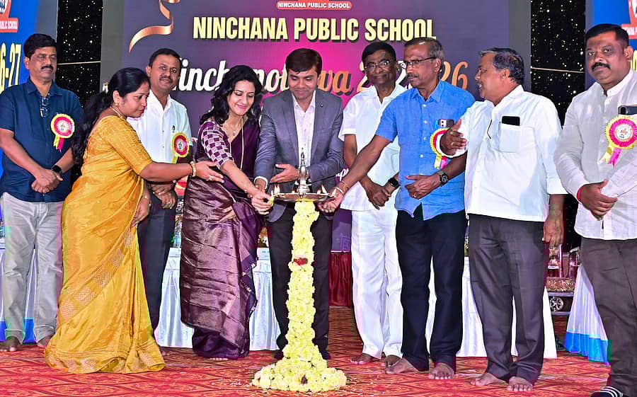 ದಾವಣಗೆರೆಯ ಗುಂಡಿ ಮಹದೇವಪ್ಪ ಕಲ್ಯಾಣ ಮಂಟಪದಲ್ಲಿ ಆಯೋಜಿಸಿದ್ದ ನಿಂಚನ ಪಬ್ಲಿಕ್ ಶಾಲೆಯ ವಾರ್ಷಿಕೋತ್ಸವ ಕಾರ್ಯಕ್ರಮವನ್ನು ಗಣ್ಯರು ದೀಪ ಬೆಳಗಿಸಿ ಉದ್ಘಾಟಿಸಿದರು ಪ್ರಜಾವಾಣಿ ಚಿತ್ರ