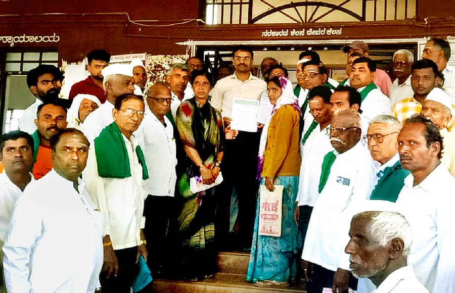 ಬಸವಕಲ್ಯಾಣದಲ್ಲಿ ಸೋಮವಾರ ಕರ್ನಾಟಕ ರಾಜ್ಯ ರೈತ ಸಂಘದಿಂದ ಬೆಳೆ ಪರಿಹಾರ ವಿತರಣೆಯಲ್ಲಿನ ಲೋಪ ಸರಿಪಡಿಸಲು ಆಗ್ರಹಿಸಿ ತಹಶೀಲ್ದಾರ್ ದತ್ತಾತ್ರಿ ಜೆ. ಗಾದಾ ಅವರಿಗೆ ಮನವಿಪತ್ರ ಸಲ್ಲಿಸಲಾಯಿತು