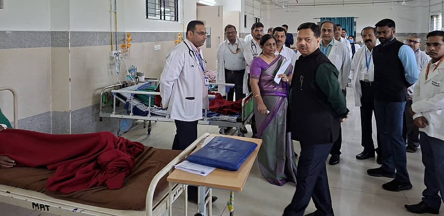 ವೈದ್ಯಕೀಯ ಶಿಕ್ಷಣ ಇಲಾಖೆಯ ಪ್ರಧಾನ ಕಾರ್ಯದರ್ಶಿ ಮೊಹಮ್ಮದ್ ಮೊಹಸೀನ್ ಅವರು ಕ್ರಿಮ್ಸ್‌ನ ಒಳರೋಗಿ ವಿಭಾಗಕ್ಕೆ ಭೇಟಿ ನೀಡಿ ಪರಿಶೀಲಿಸಿದರು. ಕ್ರಿಮ್ಸ್ ನಿರ್ದೇಶಕಿ ಡಾ.ಪೂರ್ಣಿಮಾ ಆರ್.ಟಿ, ವೈದ್ಯಾಧಿಕಾರಿಗಳು ಪಾಲ್ಗೊಂಡಿದ್ದರು.