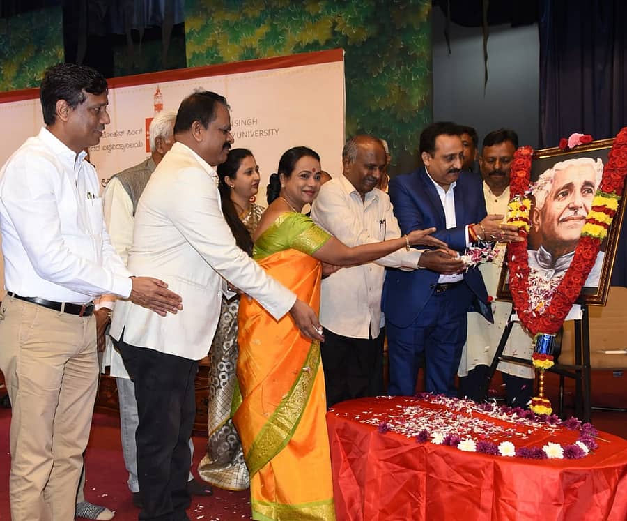 ವಿಶ್ವಮಾನವ ದಿನಾಚರಣೆ ಸಮಾರಂಭದಲ್ಲಿ ಕುವೆಂಪು ಅವರ ಭಾವಚಿತ್ರಕ್ಕೆ ಹಿ.ಚಿ. ಬೋರಲಿಂಗಯ್ಯ, ಉಮಾಶ್ರೀ, ಬಿ. ರಮೇಶ್, ಪರೀಕ್ಷಾಂಗ ಕುಲಸಚಿವ ರಮೇಶ್ ಬಿ. ಕುಡೇನಟ್ಟಿ ಮತ್ತು ಕುವೆಂಪು ವಿಶ್ವವಿದ್ಯಾಲಯದ ಪ್ರಾಧ್ಯಾಪಕ ಪ್ರಶಾಂತ ನಾಯಕ್ ಪುಷ್ಪನಮನ ಸಲ್ಲಿಸಿದರು