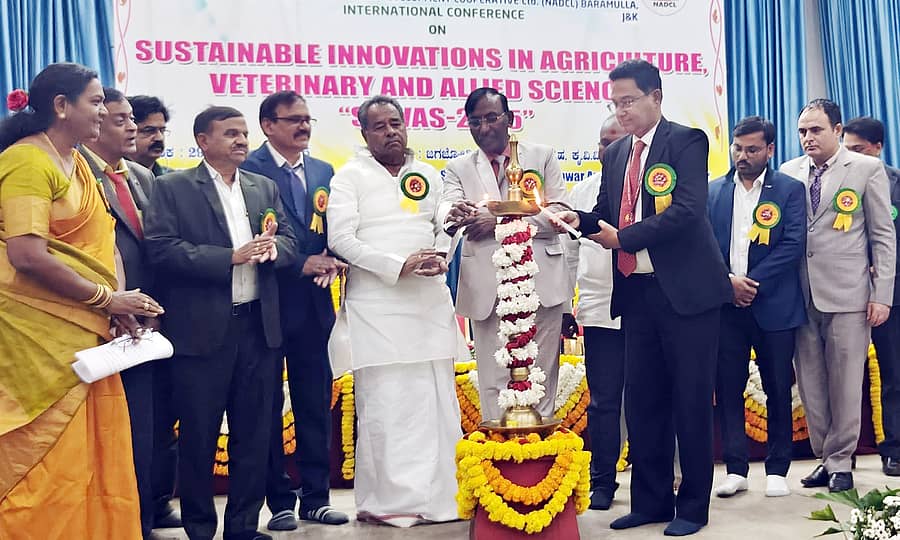 ರಾಯಚೂರಿನ ಕೃಷಿ ವಿಜ್ಞಾನಗಳ ವಿಶ್ವವಿದ್ಯಾಲಯದ ಶ್ರೀ ಜಗಜ್ಯೋತಿ ಬಸವೇಶ್ವರ ಪ್ರೇಕ್ಷಾಗೃಹದಲ್ಲಿ ಸೋಮವಾರ ಆರಂಭವಾದ ಅಂತರ ರಾಷ್ಟ್ರೀಯ ಸಮ್ಮೇಳನವನ್ನು ನವದೆಹಲಿಯ ಭಾರತೀಯ ಕೃಷಿ ಸಂಶೋಧನಾ ಸಂಸ್ಥೆಯ ನಿರ್ದೇಶಕ ಸಿ. ಎಚ್. ಶ್ರೀನಿವಾಸ ಉದ್ಠಾಟಿಸಿದರು. ಕುಲಪತಿ ಹನುಮಂತಪ್ಪ, ಪಿ. ಕಮರ್-ಉದ್-ದಿನ್, ಷೆ ಜಾಗೃತಿ ದೇಶಮಾನ್ಯ ಉಪಸ್ಥಿತರಿದ್ದರು