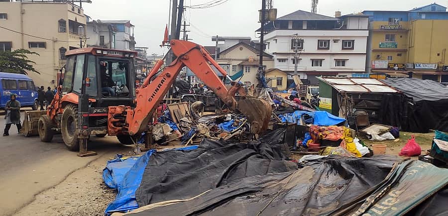 ಸಕಲೇಶಪುರದ ಹಳೆ ಬಸ್ ನಿಲ್ದಾಣ ಸಮೀಪದ ಬೀದಿ ಬದಿಯ ಪೆಟ್ಟಿಗೆ ಅಂಗಡಿಗಳನ್ನು ಸೋಮವಾರ ಬೆಳಿಗ್ಗೆ ಜಿಲ್ಲಾಧಿಕಾರಿಗಳ ಆದೇಶದ ಮೇಲೆ ಪುರಸಭೆ ಅಧಿಕಾರಿಗಳು ಹಾಗೂ ಸಿಬ್ಬಂದಿ ತೆರವುಗೊಳಿಸಿದರು