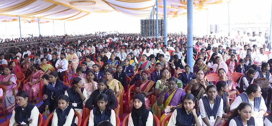 ಯಾದಗಿರಿಯಲ್ಲಿ ಸೋಮವಾರ ನಡೆದ ರಾಜ್ಯಮಟ್ಟದ 5ನೇ ವೈಜ್ಞಾನಿಕ ಸಮ್ಮೇಳನದಲ್ಲಿ ಪಾಲ್ಗೊಂಡಿದ್ದು ವಿದ್ಯಾರ್ಥಿಗಳ ಸಮೂಹ