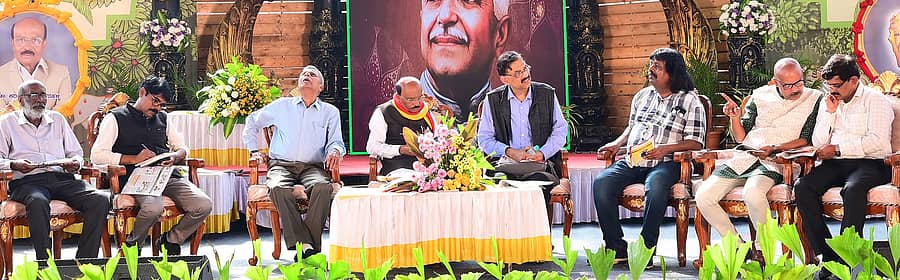 ಸಾಹಿತ್ಯ ಸಮ್ಮೇಳನಾಧ್ಯಕ್ಷರ ಜತೆ ನಡೆದ ಸಂವಾದದಲ್ಲಿ ಗಂಗಾಧರ ಬೀಚನಹಳ್ಳಿ, ಪ್ರೊ.ನಾಗಭೂಷಣ ಬಗ್ಗನಡು, ಎಸ್.ಚಂದ್ರಶೇಖರ್, ಕರೀಗೌಡ ಬೀಚನಹಳ್ಳಿ, ಎಸ್.ಆರ್.ವಿಜಯಶಂಕರ, ಎಚ್.ದಂಡಪ್ಪ‌, ಬಿ.ಆರ್.ರೇಣುಕಾಪ್ರಸಾದ್, ಶಿವಣ್ಣ ಬೆಳವಾಡಿ ಉಪಸ್ಥಿತರಿದ್ದರು