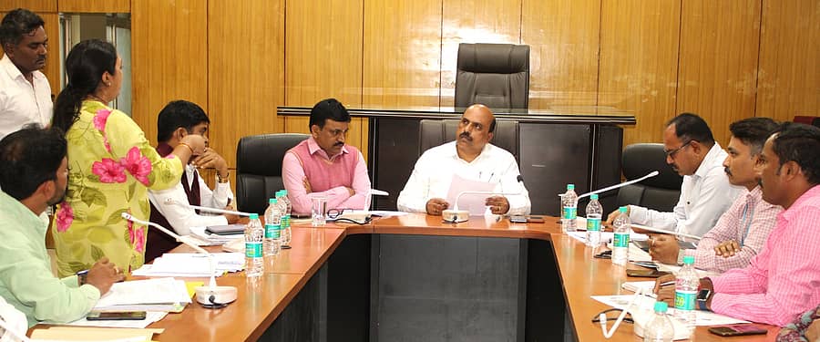 ಚಿತ್ರದುರ್ಗದ ಜಿಲ್ಲಾಧಿಕಾರಿ ಕಚೇರಿಯಲ್ಲಿ ಸೋಮವಾರ ನಡೆದ ಸಭೆಯಲ್ಲಿ ಜಿಲ್ಲಾಧಿಕಾರಿ ಟಿ.ವೆಂಕಟೇಶ್‌ ಮಾತನಾಡಿದರು