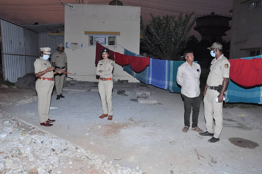 ಜಿಲ್ಲಾ ಪೊಲೀಸ್ ವರಿಷ್ಠಾಧಿಕಾರಿ ಡಾ. ಕವಿತಾ ಶವಗಾರಕ್ಕೆ ಭೇಟಿ ನೀಡಿ ಮಾಹಿತಿ ಪಡೆದುಕೊಂಡರು