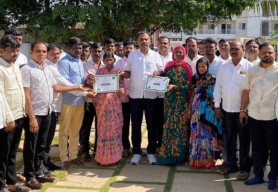 ಸಾಲ ಬಾಧೆಯಿಂದ ಆತ್ಮಹತ್ಯೆ ಮಾಡಿಕೊಂಡ ಹಾಗೂ ಹಾವು ಕಡಿದು ಮೃತಪಟ್ಟ ರೈತರ ಕುಟುಂಬಗಳಿಗೆ ಶಾಸಕ ಡಾ. ಶೈಲೇಂದ್ರ ಬೆಲ್ದಾಳೆ ಬೀದರ್‍ನಲ್ಲಿ ಸರ್ಕಾರದಿಂದ ಮಂಜೂರಾದ ಪರಿಹಾರದ ಚೆಕ್ ವಿತರಿಸಿದರು