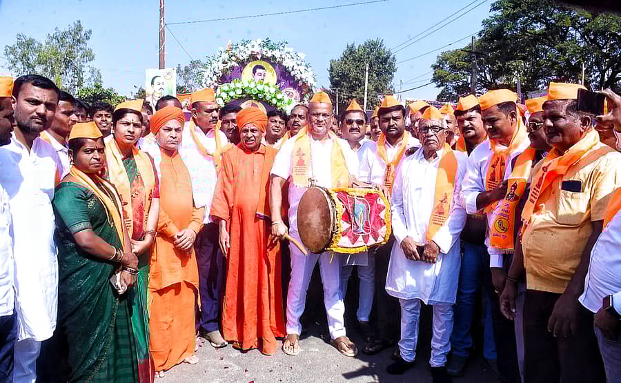 ಶಾಸಕ ಶರಣು ಸಲಗರ ಅವರು, ಡೊಳ್ಳು ಭಾರಿಸಿ ಮೆರವಣಿಗೆಗೆ ಚಾಲನೆ ನೀಡಿದರು