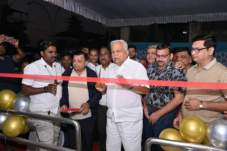 ದಾಂಡೇಲಿ ನಗರದ ಜೆ.ಎನ್.ರಸ್ತೆಯಲ್ಲಿ ರೋಟರಿ ಕ್ಲಬ್ ವತಿಯಿಂದ ನೂತನವಾಗಿ ನಿರ್ಮಿಸಿರುವ ಬಸ್ ಶೆಲ್ಟರ್ ಅನ್ನು ಶಾಸಕ ಆರ್.ವಿ.ದೇಶಪಾಂಡೆ ಉದ್ಘಾಟಿಸಿದರು