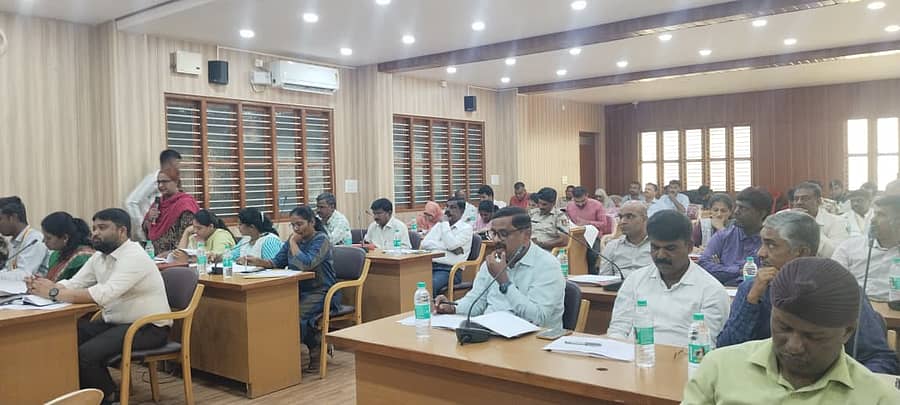 ಹೊಸಕೋಟೆ ತಾಲ್ಲೂಕು ಪಂಚಾಯಿತಿ ಸಭಾಭವನದಲ್ಲಿ ನಡೆದ ಕೆಡಿಪಿ ಸಭೆಯಲ್ಲಿ ಭಾಗವಹಿಸಿದ್ದ ಅಧಿಕಾರಿಗಳು