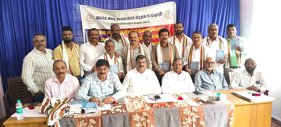 ಹೊಳೆನರಸೀಪುರ ತಾಲ್ಲೂಕು ಪತ್ರಕರ್ತರ ಸಂಘದ ನೂತನ ಪದಾಧಿಕಾರಿಗಳನ್ನು ಹಾಸನ ಪತ್ರಕರ್ತರ ಭವನದಲ್ಲಿ ಸೋಮವಾರ ಸನ್ಮಾನಿಸಲಾಯಿತು. ಜಿಲ್ಲಾಧ್ಯಕ್ಷ ಜೆ.ಆರ್.ಕೆಂಚೇಗೌಡ, ರಾಜ್ಯ ಉಪಾಧ್ಯಕ್ಷ ಎಚ್.ಬಿ.ಮದನ್‍ಗೌಡ, ರಾಜ್ಯಸಮಿತಿ ಸದಸ್ಯ ಪ್ರಮೋದ್, ಉಪಾಧ್ಯಕ್ಷ ನಂಜುಂಡೇಗೌಡ, ಕಾರ್ಯದರ್ಶಿ ಸುರೇಶ್, ತಾಲ್ಲೂಕು ಉಸ್ತುವಾರಿ ಬೊಮ್ಮೇಗೌಡ, ಉದಯಕುಮಾರ್, ಬಾಳ್ಳುಗೋಪಾಲ್ ಹಾಜರಿದ್ದರು