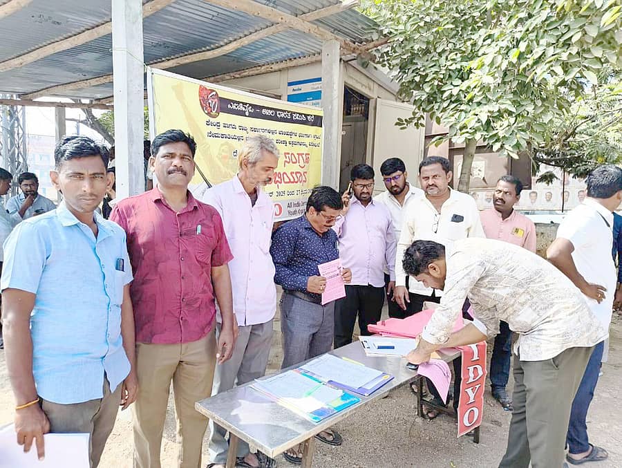 ಸಿಂಧನೂರಿನ ಮಿನಿವಿಧಾನಸೌಧ ಕಚೇರಿಯ ಮುಂದೆ ಆಲ್ ಇಂಡಿಯಾ ಡೆಮಾಕ್ರೆಟಿಕ್ ಯೂತ್ ಆರ್ಗನೈಜೇಷನ್ ಅಖಿಲ ಭಾರತ ಸಮಿತಿಯ ಕರೆಯ ಮೇರೆಗೆ ತಾಲ್ಲೂಕು ಘಟಕದಿಂದ ಖಾಲಿ ಹುದ್ದೆಗಳ ಭರ್ತಿಗಾಗಿ ಸೋಮವಾರ ಸಹಿ ಸಂಗ್ರಹ ಅಭಿಯಾನ ನಡೆಸಲಾಯಿತು