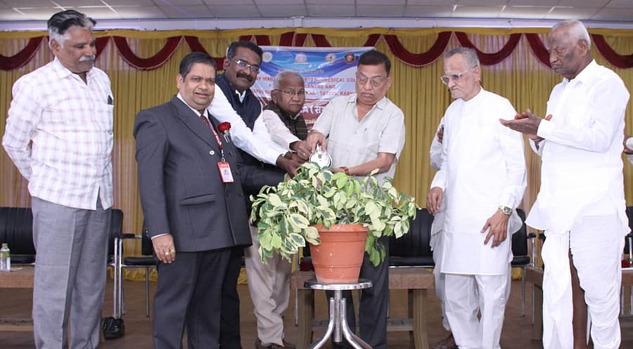 ಇಳಕಲ್ ವಿಜಯ ಮಹಾಂತೇಶ ಆಯುರ್ವೇದ ವೈದ್ಯಕೀಯ ಕಾಲೇಜಿನ ಸ್ನಾತಕೋತ್ತರ ವಿಭಾಗದ ಪ್ರಥಮ ವರ್ಷದ ವಿದ್ಯಾರ್ಥಿಗಳ ಸ್ವಾಗತ ಕಾರ್ಯಕ್ರಮ ‘ಸಂಸ್ಕಾರ’ವನ್ನು ರಾಜೀವ್ ಗಾಂಧಿ ಆರೋಗ್ಯ ವಿಜ್ಞಾನಗಳ ವಿಶ್ವವಿದ್ಯಾಲಯದ ಸ್ನಾತಕೋತ್ತರ ವಿಭಾಗದ ಚೇರಮನ್ ಡಾ.ಸಿದ್ದನಗೌಡ ಪಾಟೀಲ್ ಉದ್ಘಾಟಿಸಿದರು