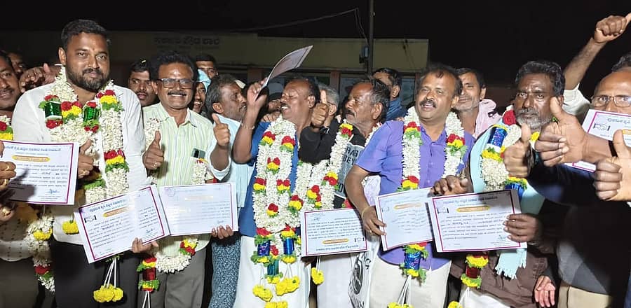 ಬುಕ್ಕಾಪಟ್ಟಣ ಪ್ರಾಥಮಿಕ ಪತ್ತಿನ‌ ಸಹಕಾರ ಸಂಘದ ಆಡಳಿತ ಮಂಡಳಿಗೆ ನಡೆದ ಚುನಾವಣೆಯಲ್ಲಿ ಆಯ್ಕೆಯಾದ ನಿರ್ದೇಶಕರು