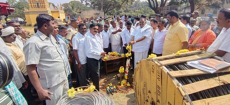 ಕೆಂಕರೆ ಗ್ರಾಮ ಮತ್ತು ಚಿಂದೇನಹಳ್ಳಿ ಗಡಿ ಭಾಗದಲ್ಲಿ ವಿವಿಧ ಕಾಮಗಾರಿಗೆ ಶಾಸಕ ಕೆ.ಎಂ.ಶಿವಲಿಂಗೇಗೌಡ ಸೋಮವಾರ ಭೂಮಿಪೂಜೆ ನೆರವೇರಿಸಿದರು