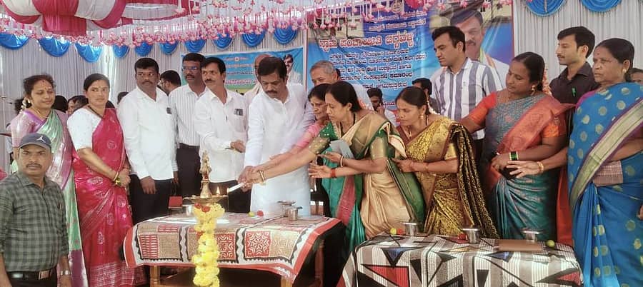 ಅಜ್ಜಂಪುರ ತಾಲ್ಲೂಕಿನ ಬಗ್ಗವಳ್ಳಿ ಗ್ರಾಮದಲ್ಲಿ ಸೋಮವಾರ ನಡೆದ ಜನಸ್ಪಂದನಾ ಕಾರ್ಯಕ್ರಮವನ್ನು ಶಾಸಕ ಜಿ.ಎಚ್.ಶ್ರೀನಿವಾಸ್‌ ಉದ್ಘಾಟಿಸಿದರು