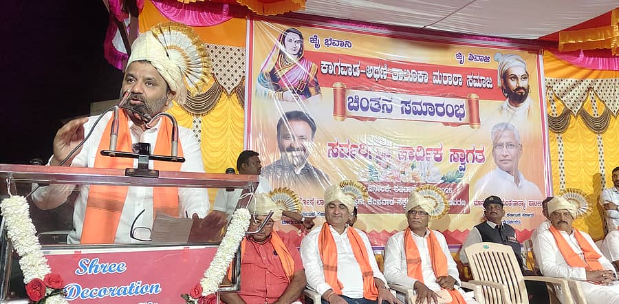 ಕಾಗವಾಡ ತಾಲ್ಲೂಕಿನ ಕೆಂಪವಾಡ ಸಕ್ಕರೆ ಕಾರ್ಖಾನೆಯಲ್ಲಿ ನಡೆದ ಮರಾಠ ಸಮಾಜದ ಸಭೆಯಲ್ಲಿ ಸಚಿವ ಸಂತೋಷ ಲಾಡ್‌ ಮಾತನಾಡಿದರು