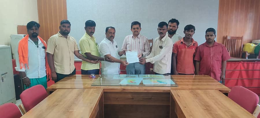 ಫಲಾನುಭವಿಗಳಿಗೆ ಪಟ್ಟಾ ವಿತರಿಸುವಂತೆ ಆಗ್ರಹಿಸಿ ಅಖಿಲ ಡಿ.ಕೆ.ಶಿವಕುಮಾರ ಅಭಿಮಾನಿ ಬಳಗದ ವತಿಯಿಂದ ಸೋಮವಾರ ತಹಶೀಲ್ದಾರ ಕೆ. ರಾಘವೇಂದ್ರ ರಾವು ಅವರಿಗೆ ಮನವಿ ಸಲ್ಲಿಸಲಾಯಿತು.