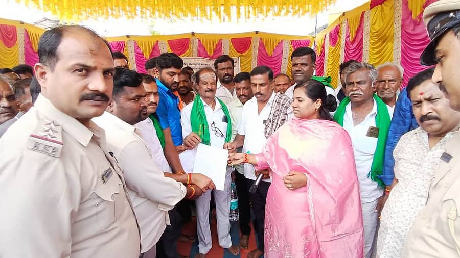 ಕುಣಿಗಲ್ ತಾಲ್ಲೂಕು ಹುಲಿಯೂರುದುರ್ಗ ಹಳೇವೂರಮ್ಮ ದೇವಾಲಯದ ಅರ್ಚಕ ಮತ್ತು ಆಡಳಿತಾಧಿಕಾರಿ ವಿರುದ್ಧ  ಕ್ರಮಕ್ಕೆ ಆಗ್ರಹಿಸಿದ ಗ್ರಾಮಸ್ಥರು ತಹಶೀಲ್ದಾರ್‌ಗೆ ಮನವಿ ಸಲ್ಲಿಸಿದರು