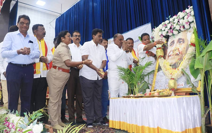 ಚಾಮರಾಜನಗರದ ವರನಟ ಡಾ.ರಾಜಕುಮಾರ್ ಜಿಲ್ಲಾ ರಂಗಮಂದಿರದಲ್ಲಿ ಸೋಮವಾರ ಜಿಲ್ಲಾಡಳಿತ, ಜಿಲ್ಲಾ ಪಂಚಾಯಿತಿ ಹಾಗೂ ಕನ್ನಡ ಮತ್ತು ಸಂಸ್ಕೃತಿ ಇಲಾಖೆ ಸಂಯುಕ್ತ ಆಶ್ರಯದಲ್ಲಿ ರಾಷ್ಟ್ರ್ರಕವಿ ಕುವೆಂಪು ಜನ್ಮದಿನದ ಅಂಗವಾಗಿ ಆಯೋಜಿಸಿದ್ದ ‘ವಿಶ್ವಮಾನವ ದಿನಾಚರಣೆ’ಯಲ್ಲಿ ಶಾಸಕ ಪುಟ್ಟರಂಗಶೆಟ್ಟಿ ಕುವೆಂಪು ಭಾವಚಿತ್ರಕ್ಕೆ ಪುಷ್ಪನಮನ ಸಲ್ಲಿಸಿದರು