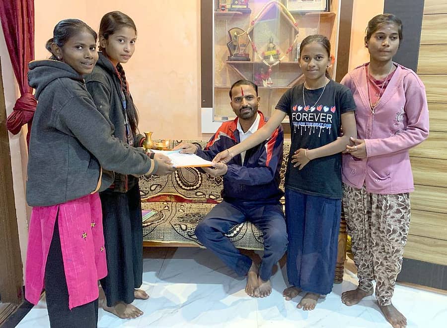 ತೇರದಾಳದ ಜೆವಿ ಮಂಡಳದ ಎಸ್.ಜೆ ಪ್ರೌಢಶಾಲೆಯ ಶಿಕ್ಷಕ ನೇಮಿನಾಥ ಜಮಖಂಡಿ ಎಸ್ಎಸ್ಎಲ್ಸಿ ವಿದ್ಯಾಥರ್ಿಗಳ ಮನೆಗಳಿಗೆ ತೆರಳಿ ಅವರಿಂದ ಆರತಿ ಬೆಳಗಿಸಿಕೊಂಡು ಕಾಣಿಕೆ ರೂಪದಲ್ಲಿ ಗಣಿತ ಪಾಸಿಂಗ್ ಪ್ಯಾಕೇಜ್ ಕಿಟ್ ನೀಡಿದರು.