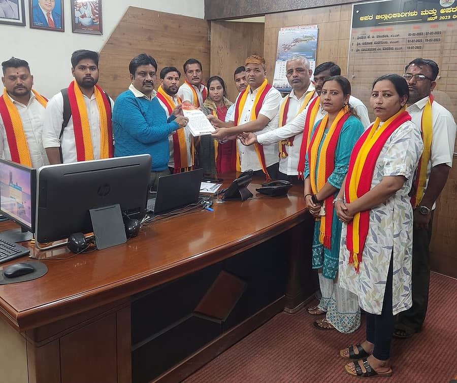 ಬೆಳಗಾವಿಯಲ್ಲಿ ಕರ್ನಾಟಕ ರಕ್ಷಣಾ ವೇದಿಕೆ(ಟಿ.ಎ.ನಾರಾಯಣಗೌಡ ಬಣ) ಕಾರ್ಯಕರ್ತರು ಹೆಚ್ಚುವರಿ ಜಿಲ್ಲಾಧಿಕಾರಿ ವಿಜಯಕುಮಾರ ಹೊನಕೇರಿ ಅವರಿಗೆ ಮನವಿ ಸಲ್ಲಿಸಿದರು