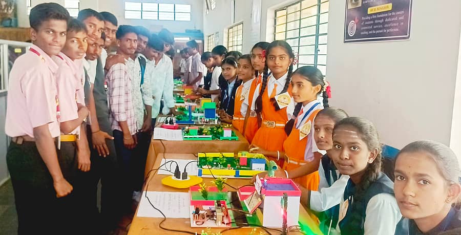 ನರೇಗಲ್‌ ಪಟ್ಟಣದ ಅನ್ನದಾನೇಶ್ವರ ಕಾಲೇಜಿನಲ್ಲಿ ಅಕ್ಷರ ಜಾತ್ರೆ ಅಂಗವಾಗಿ ನಡೆದ ವಿಜ್ಞಾನ  ವಸ್ತು ಪ್ರದರ್ಶನದಲ್ಲಿ ಪಾಲ್ಗೊಂಡಿರುವ ಮಕ್ಕಳು