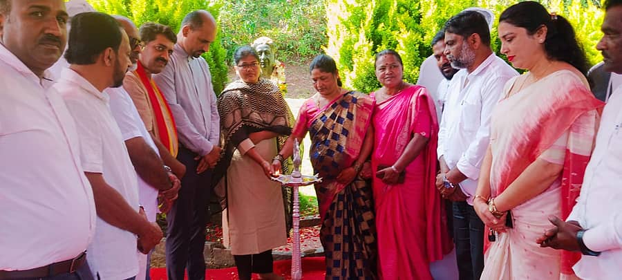 ಕೊಪ್ಪ ತಾಲ್ಲೂಕು ಹಿರೇಕೊಡಿಗೆಯಲ್ಲಿ ಹಮ್ಮಿಕೊಂಡಿದ್ದ ವಿಶ್ವಮಾನವ ದಿನಾಚರಣೆಯನ್ನು ತಹಶೀಲ್ದಾರ್ ನೂರುಲ್ ಹುದಾ, ಗ್ರಾಮ ಪಂಚಾಯಿತಿ ಅಧ್ಯಕ್ಷೆ ಜಯಲಕ್ಷ್ಮಿ ಉದ್ಘಾಟಿಸಿದರು