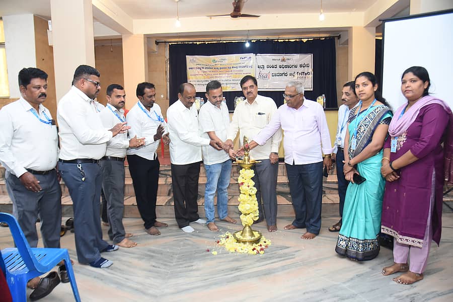 ದಾವಣಗೆರೆಯ ರಂಗಮಹಲ್ನಲ್ಲಿ ನಡೆದ ಆಹಾರ ಸುರಕ್ಷತಾ ತರಬೇತಿ ಮತ್ತು ಪ್ರಮಾಣ ಪತ್ರ ವಿತರಣೆ ಕಾರ್ಯಕ್ರಮವನ್ನು ಗಣ್ಯರು ದೀಪ ಬೆಳಗಿಸಿ ಉದ್ಘಾಟಿಸಿದರು