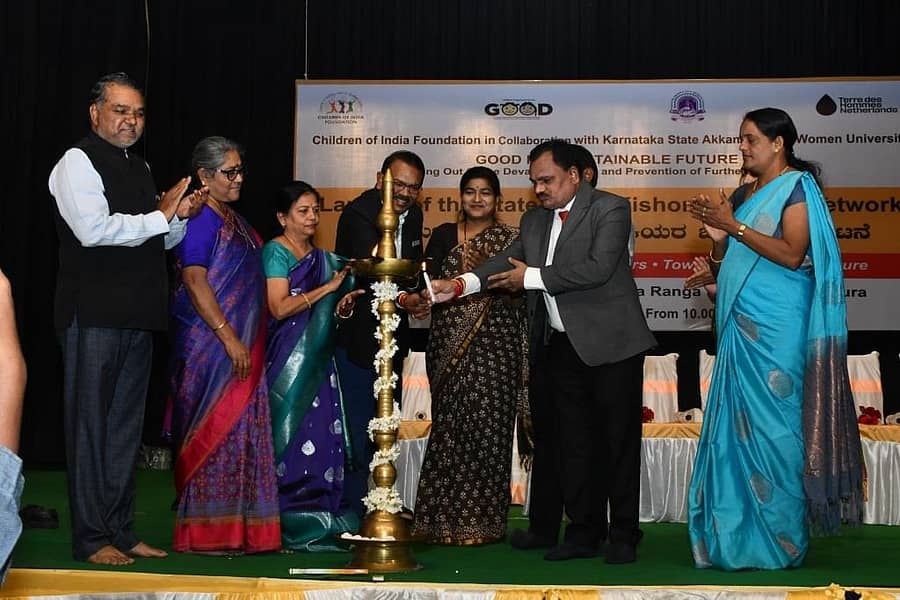 ವಿಜಯಪುರದ ಕರ್ನಾಟಕ ರಾಜ್ಯ ಅಕ್ಕಮಹಾದೇವಿ ಮಹಿಳಾ ವಿಶ್ವವಿದ್ಯಾಲಯದಲ್ಲಿ ಸೋಮವಾರ ಹಮ್ಮಿಕೊಂಡಿದ್ದ ರಾಜ್ಯ ಮಟ್ಟದ ಕಿಶೋರಿ ನಾಯಕಿಯರ ಒಕ್ಕೂಟ ಕಾರ್ಯಕ್ರಮವನ್ನು ಗಣ್ಯರು ಉದ್ಘಾಟಿಸಿದರು