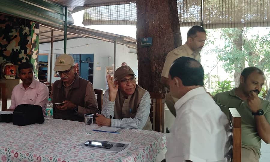 ಶರಾವತಿ ಪಂಪ್ಡ್ ಸ್ಟೋರೇಜ್ ಯೋಜನೆ ಸ್ಥಳದ ಪರಿಶೀಲನೆಗೆ ಹೊನ್ನಾವರಕ್ಕೆ ಭೇಟಿ ನೀಡಿದ್ದ ರಾಷ್ಟ್ರೀಯ ವನ್ಯಜೀವಿ ಮಂಡಳಿಯ ಸದಸ್ಯರಾದ ಎಚ್.ಎಸ್.ಸಿಂಗ್, ಆರ್.ಸುಕುಮಾರ್ ಮತ್ತು ರಾಷ್ಟ್ರೀಯ ಹುಲಿ ಸಂರಕ್ಷಣಾ ಪ್ರಾಧಿಕಾರದ ಐಜಿಎಫ್ ಶಿವಕುಮಾರ್ ಸಿ.ಎಂ ಅವರೊಂದಿಗೆ ಕುಮಟಾ ಶಾಸಕ ದಿನಕರ ಶೆಟ್ಟಿ ಚರ್ಚಿಸಿದರು.