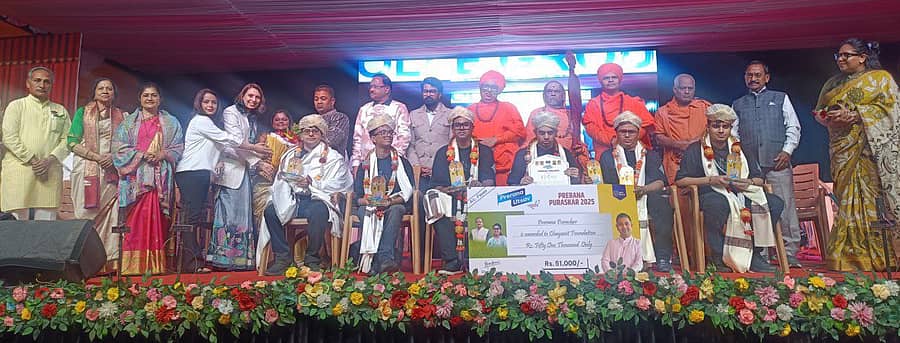 ಚಿಕ್ಕೋಡಿ ತಾಲ್ಲೂಕಿನ ಯಕ್ಸಂಬಾ ಪಟ್ಟಣದಲ್ಲಿ ಜೊಲ್ಲೆ ಗ್ರುಪ್ ಆಯೋಜಿಸಿದ್ದ 14ನೇ ಪ್ರೇರಣಾ ಮುಖ್ಯ ಪುರಸ್ಕಾರವನ್ನು ನವದೆಹಲಿಯ ಬುದ್ಧಿಮಾಂಧ್ಯ ಮಕ್ಕಳನ್ನು ಒಳಗೊಂಡ ಚಯನೀತ ತಂಡಕ್ಕೆ ಚಂದ್ರಶೇಖರ ಸ್ವಾಮೀಜಿ, ಬಿಡಿಸಿಸಿ ಬ್ಯಾಂಕ್ ಅಧ್ಯಕ್ಷ ಅಣ್ಣಾಸಾಹೇಬ ಜೊಲ್ಲೆ, ಶಾಸಕಿ ಶಶಿಕಲಾ ಜೊಲ್ಲೆ ಸೇರಿದಂತೆ ಇತರರು ಪ್ರದಾನ ಮಾಡಿದರು