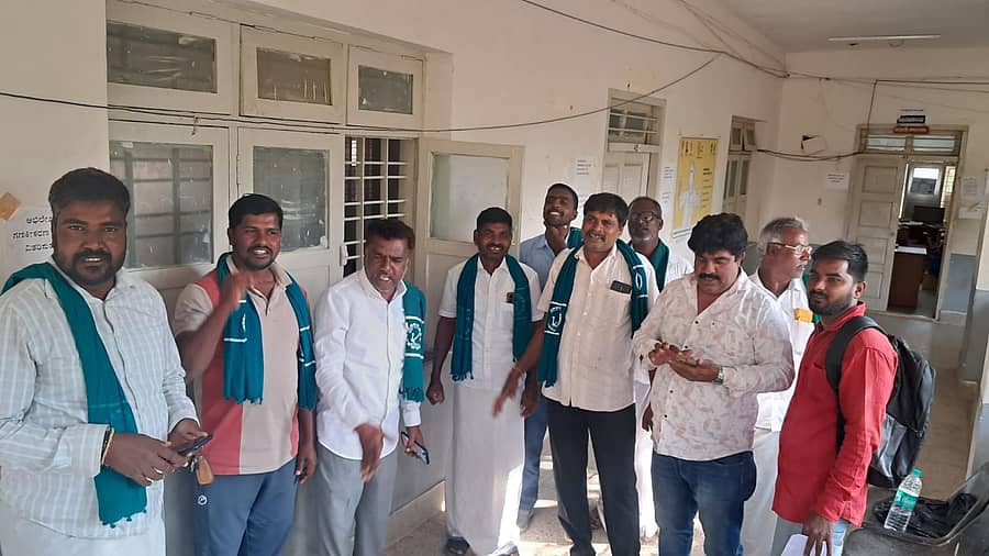 ಗುಂಡ್ಲುಪೇಟೆಯಲ್ಲಿ ಕಂದಾಯ ದಾಖಲೆಗಳ ಸಮರ್ಪಕ ವಿತರಣೆಗೆ ಆಗ್ರಹಿಸಿ ರೈತ ಸಂಘಟನೆಯವರು ಪ್ರತಿಭಟನೆ ನಡೆಸಿದರು