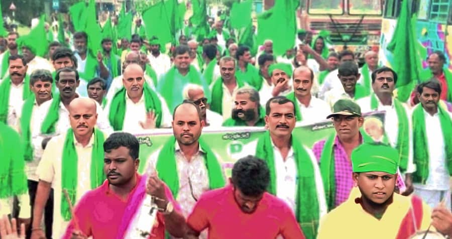 ಚೇಳೂರು ಪಟ್ಟಣದಲ್ಲಿ 45ನೇ ರೈತ ಹುತಾತ್ಮ ದಿನಾಚರಣೆ ಅಂಗವಾಗಿ ರೈತರು ಮೆರವಣಿಗೆ ನಡೆಸಿದರು