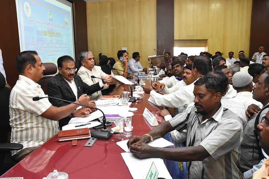 ಚಿಕ್ಕಬಳ್ಳಾಪುರದಲ್ಲಿ ನಡೆದ ಕುಂದುಕೊರತೆ ಸಭೆಯಲ್ಲಿ ಅನುಸೂಚಿತ ಜಾತಿ ಮತ್ತು ಬುಡಕಟ್ಟುಗಳ ಆಯೋಗದ ಅಧ್ಯಕ್ಷ ಮೂರ್ತಿ ಅಹವಾಲು ಸ್ವೀಕರಿಸಿದರು